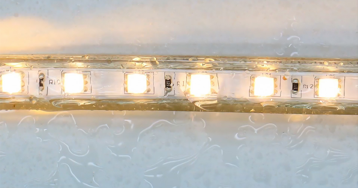 Fita de LED em Área Externa: O que é IP65 e Como Instalar com Segurança